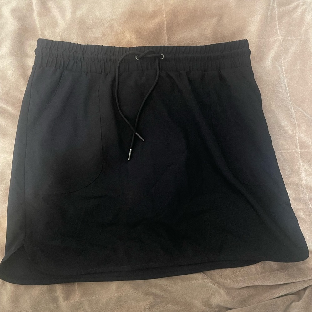 BLACK SKORT